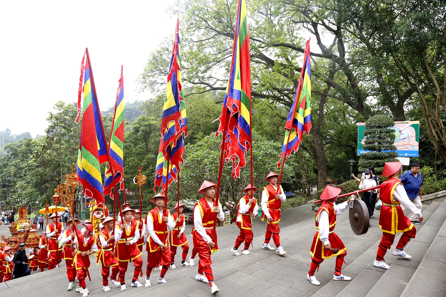 Đặc sắc lễ rước kiệu về Đền Hùng