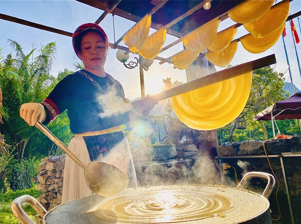 Từ hạt ngô vùng Cao nguyên đá, được chế biến thành những sợi phở vàng ngon và đẹp mắt.  Phở ngô - “sứ giả văn hóa” của vùng núi đá Hà Giang