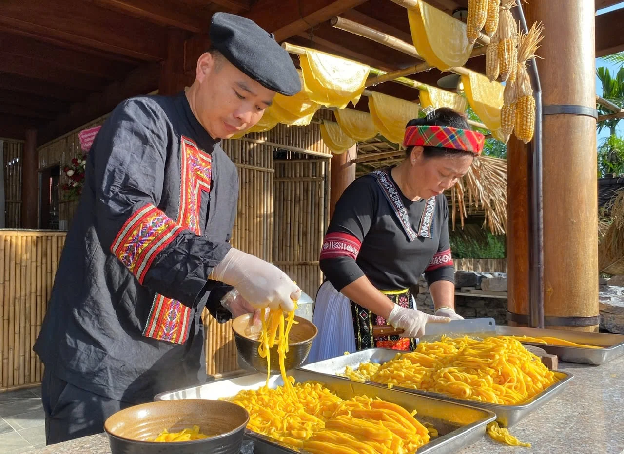 Đồng bào Mông chế biến món phở ngô Phở ngô - “sứ giả văn hóa” của vùng núi đá Hà Giang