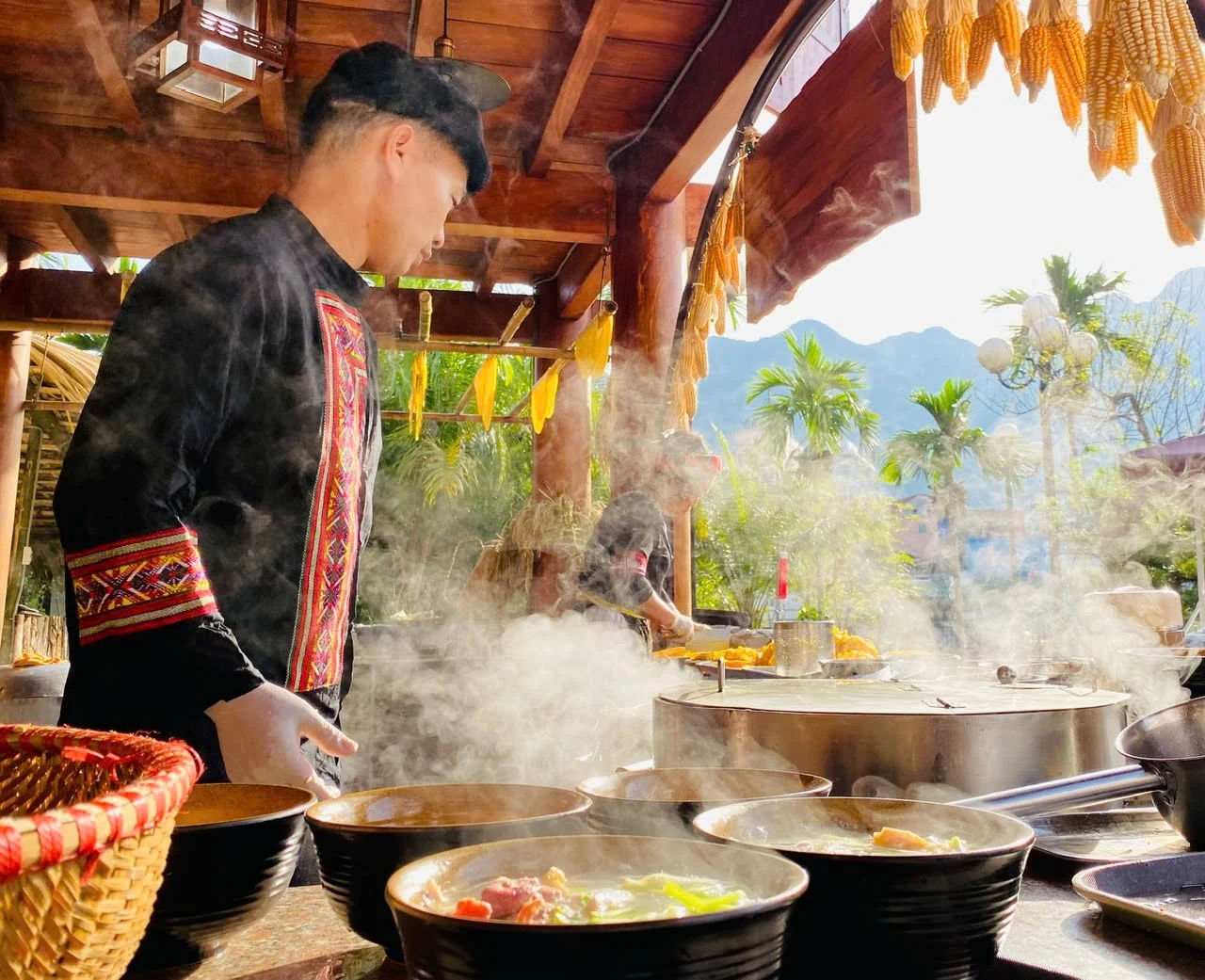 Từ sợi phở, thịt bò, gà, nước dùng đặc trưng, tạo nên món phở ngô với hương vị hấp dẫn.  Phở ngô - “sứ giả văn hóa” của vùng núi đá Hà Giang