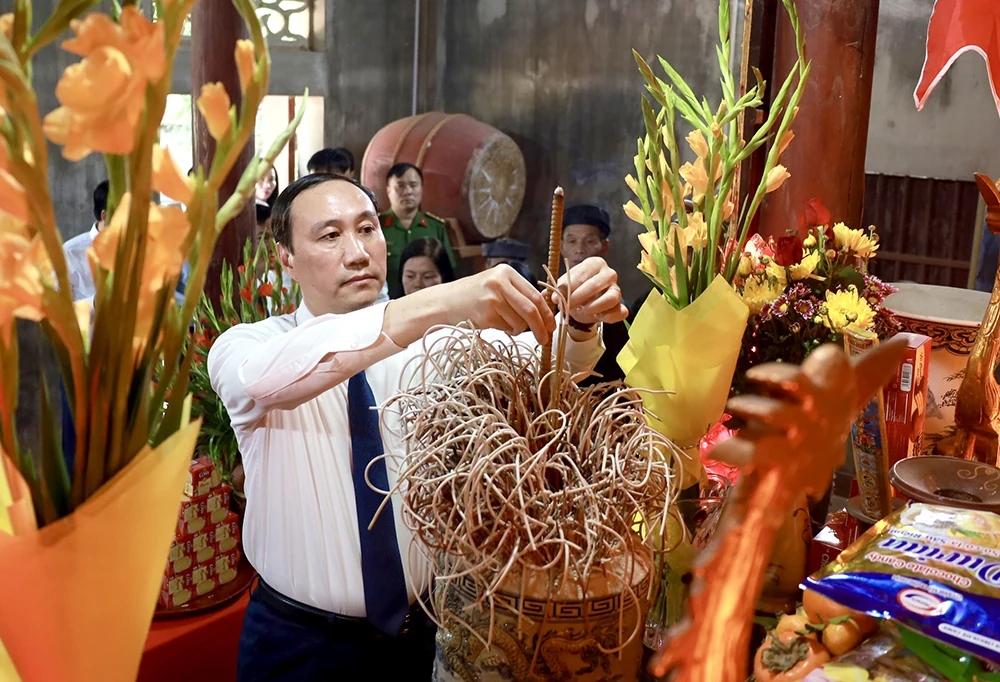 Phó Bí thư Thường trực Tỉnh ủy Phùng Khánh Tài dự Ngày hội Đại đoàn kết tại Đoan Hùng