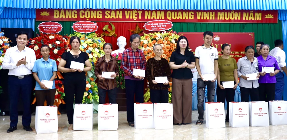 Phó Bí thư Thường trực Tỉnh ủy Phùng Khánh Tài dự Ngày hội Đại đoàn kết tại Đoan Hùng