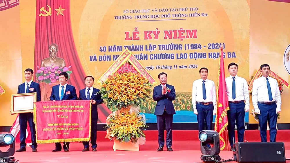 Chủ tịch UBND tỉnh dự kỷ niệm 40 năm thành lập Trường THPT Hiền Đa