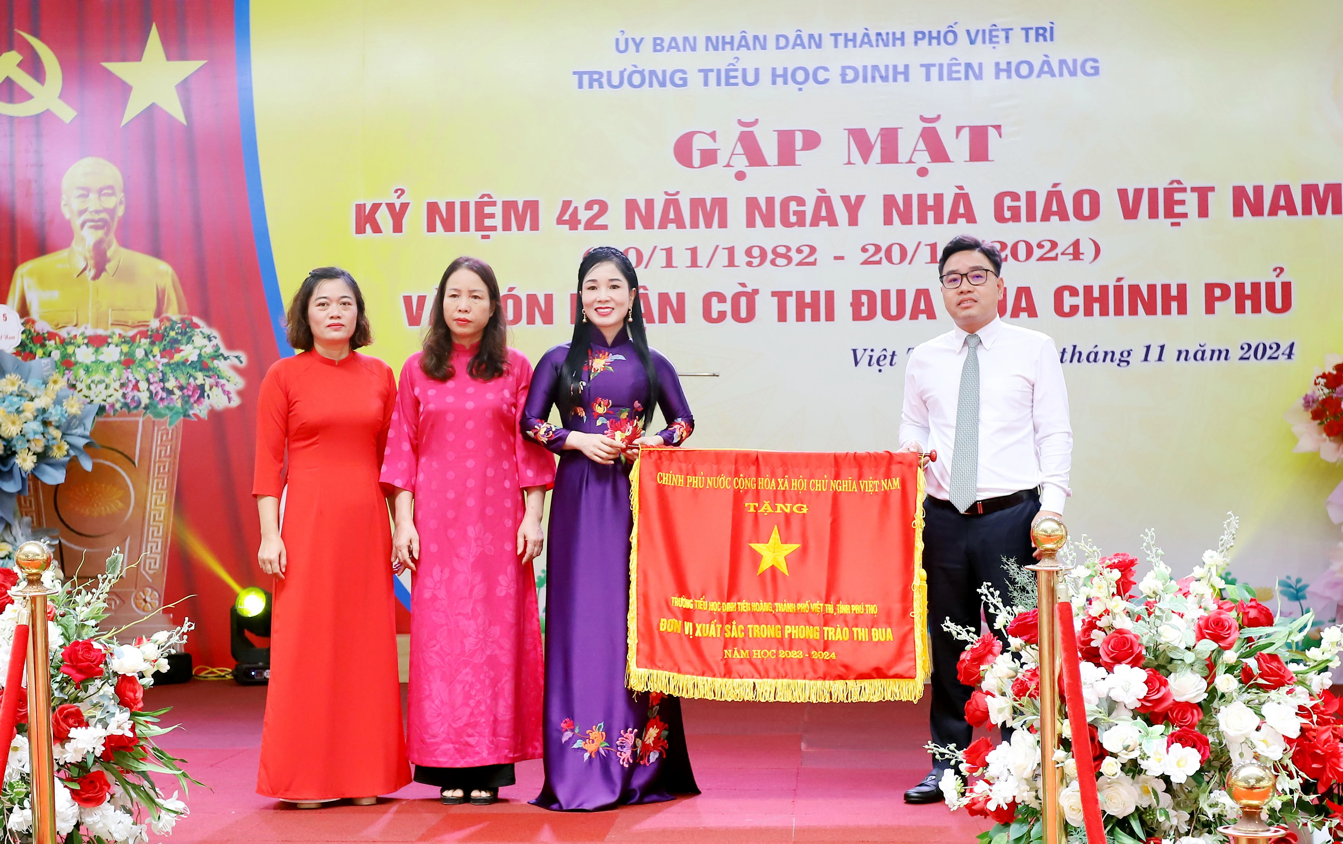 Trường Tiểu học Đinh Tiên Hoàng kỷ niệm 42 năm ngày Nhà giáo Việt Nam và đón nhận Cờ thi đua của Chính phủ