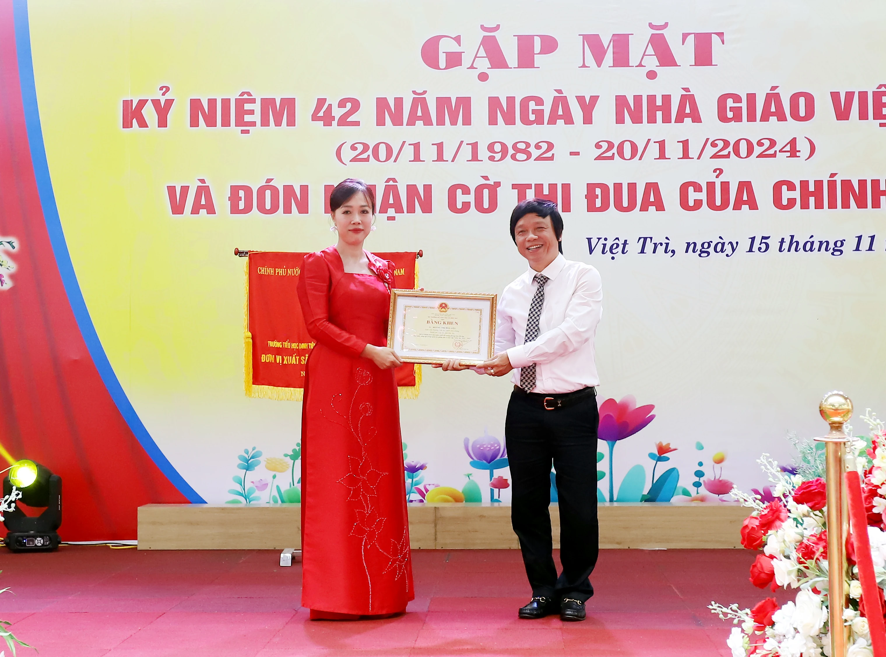 Trường Tiểu học Đinh Tiên Hoàng kỷ niệm 42 năm ngày Nhà giáo Việt Nam và đón nhận Cờ thi đua của Chính phủ