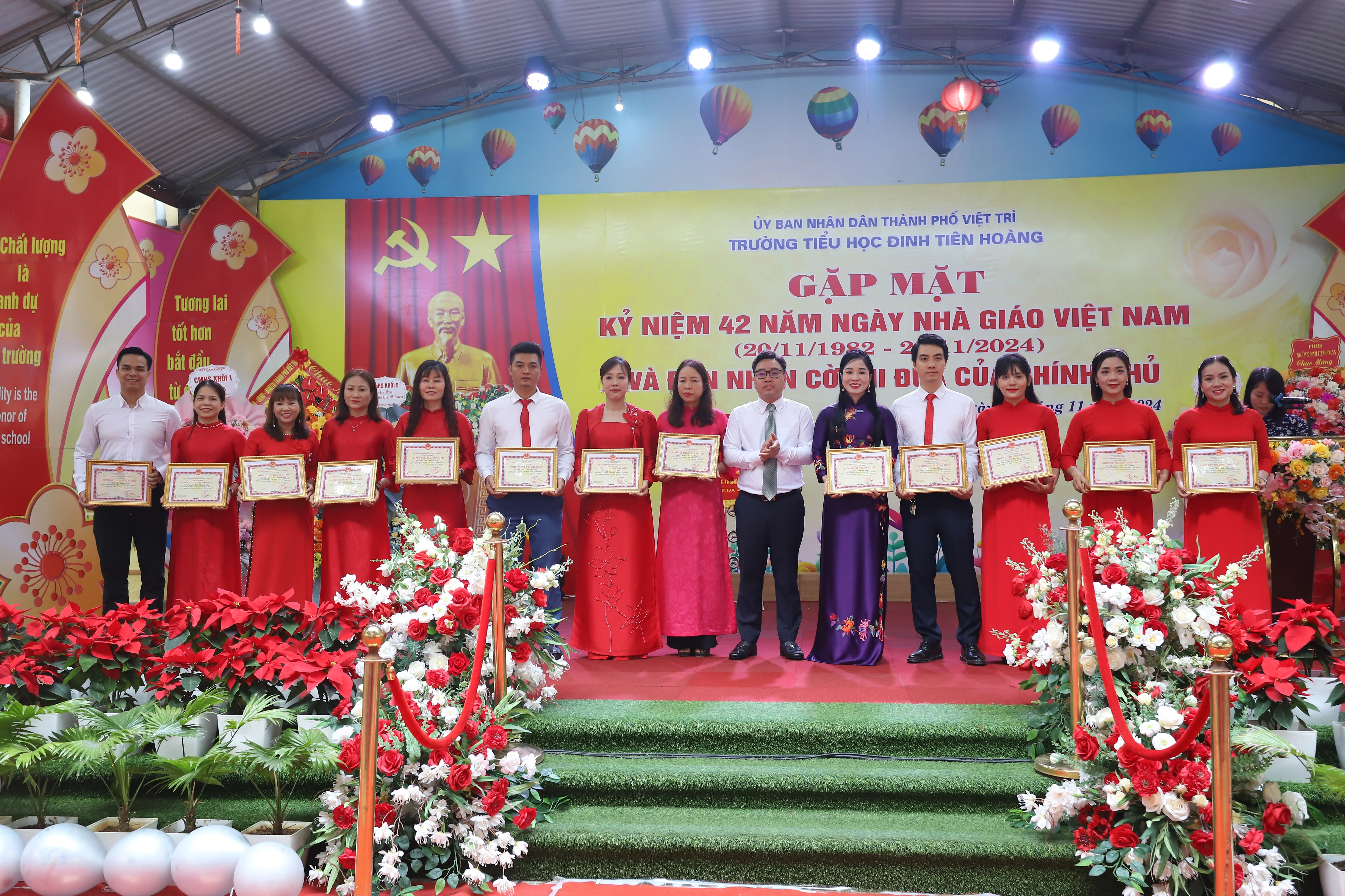 Trường Tiểu học Đinh Tiên Hoàng kỷ niệm 42 năm ngày Nhà giáo Việt Nam và đón nhận Cờ thi đua của Chính phủ