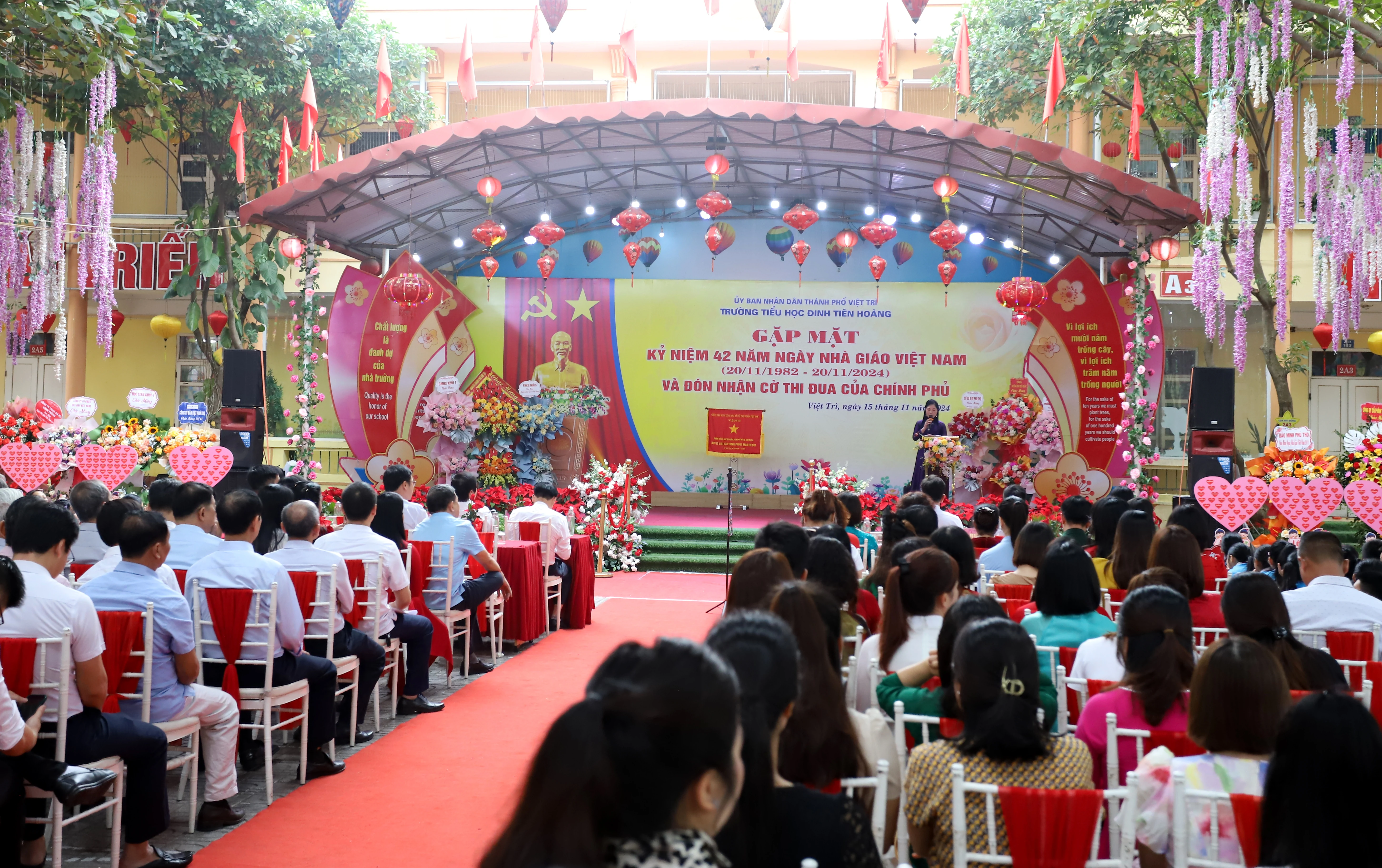 Trường Tiểu học Đinh Tiên Hoàng kỷ niệm 42 năm ngày Nhà giáo Việt Nam và đón nhận Cờ thi đua của Chính phủ