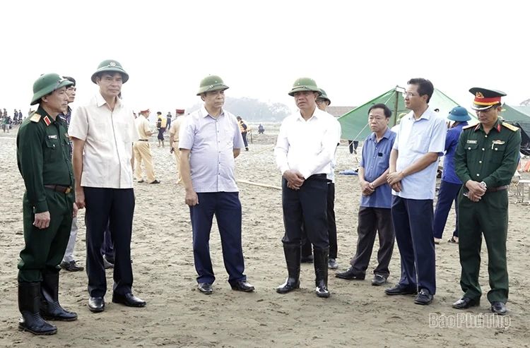 Các đồng chí lãnh đạo tỉnh chỉ đạo công tác tìm kiếm 4 học sinh mất tích tại xã Hiền Quan