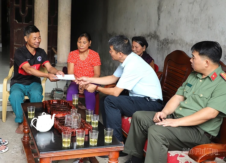 Thăm hỏi các gia đình có nạn nhân tử vong vì tai nạn giao thông