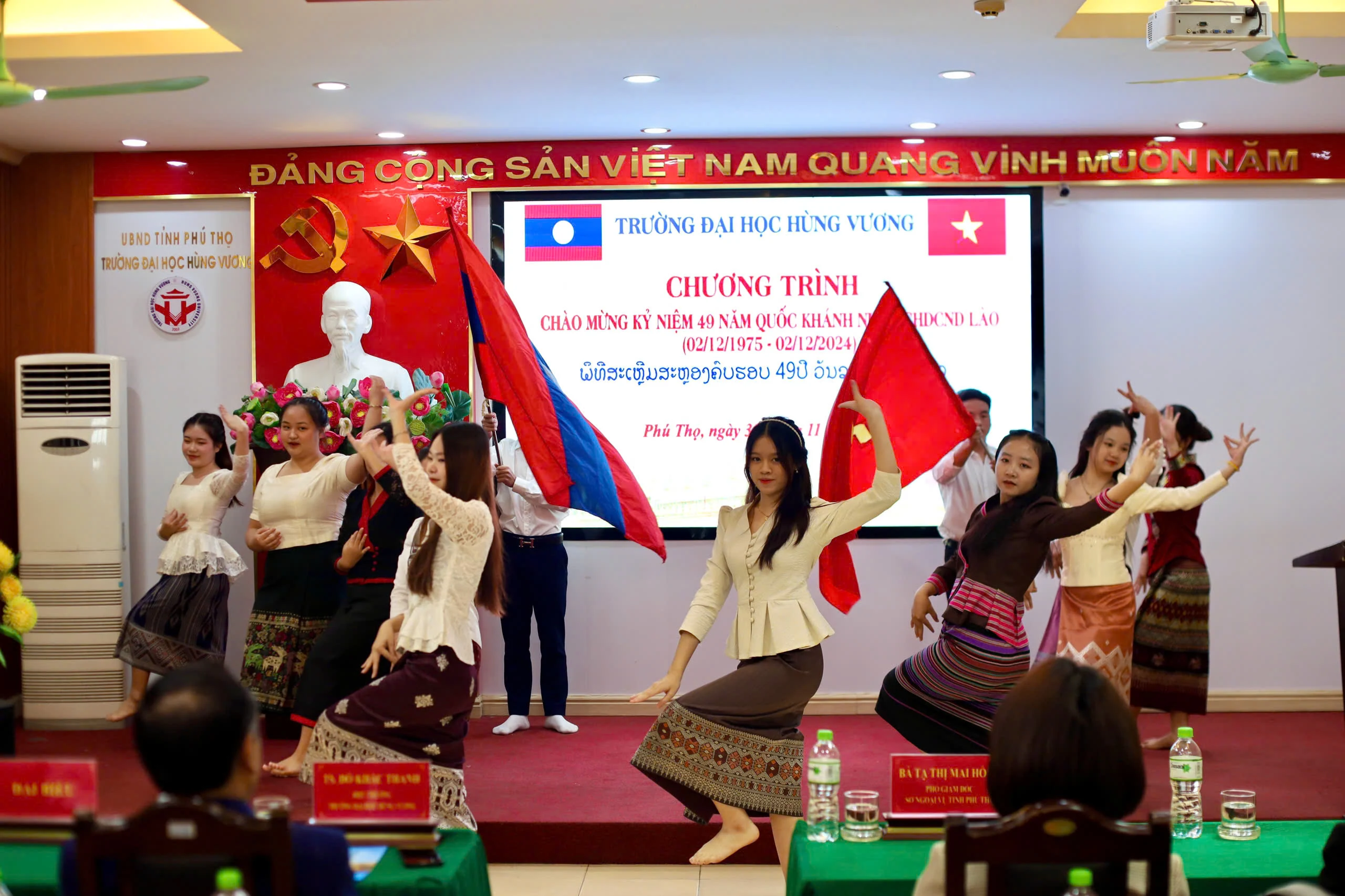 Trường Đại học Hùng Vương tổ chức kỷ niệm 49 năm ngày Quốc khánh nước bạn Lào