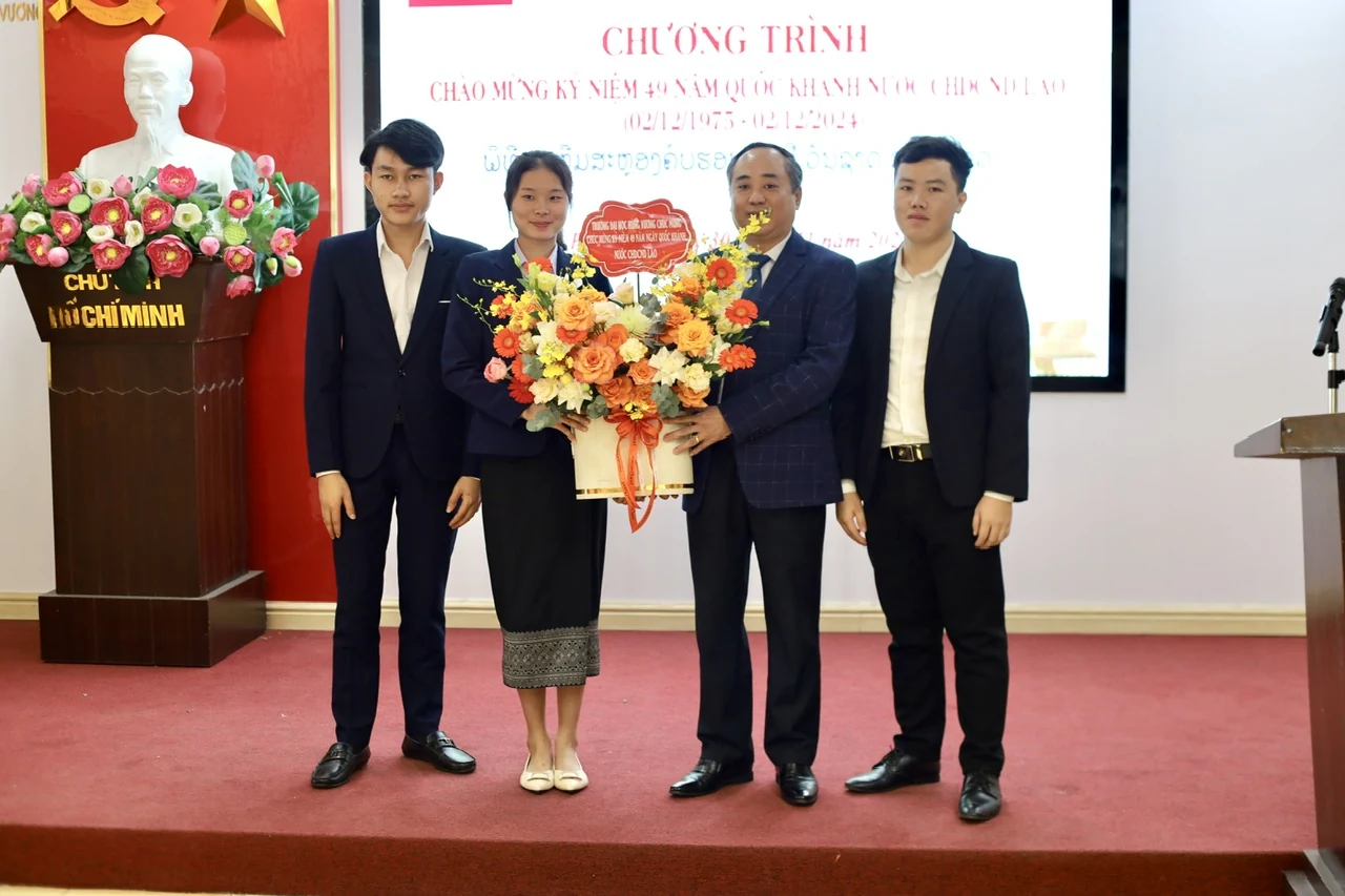 Trường Đại học Hùng Vương tổ chức kỷ niệm 49 năm ngày Quốc khánh nước bạn Lào