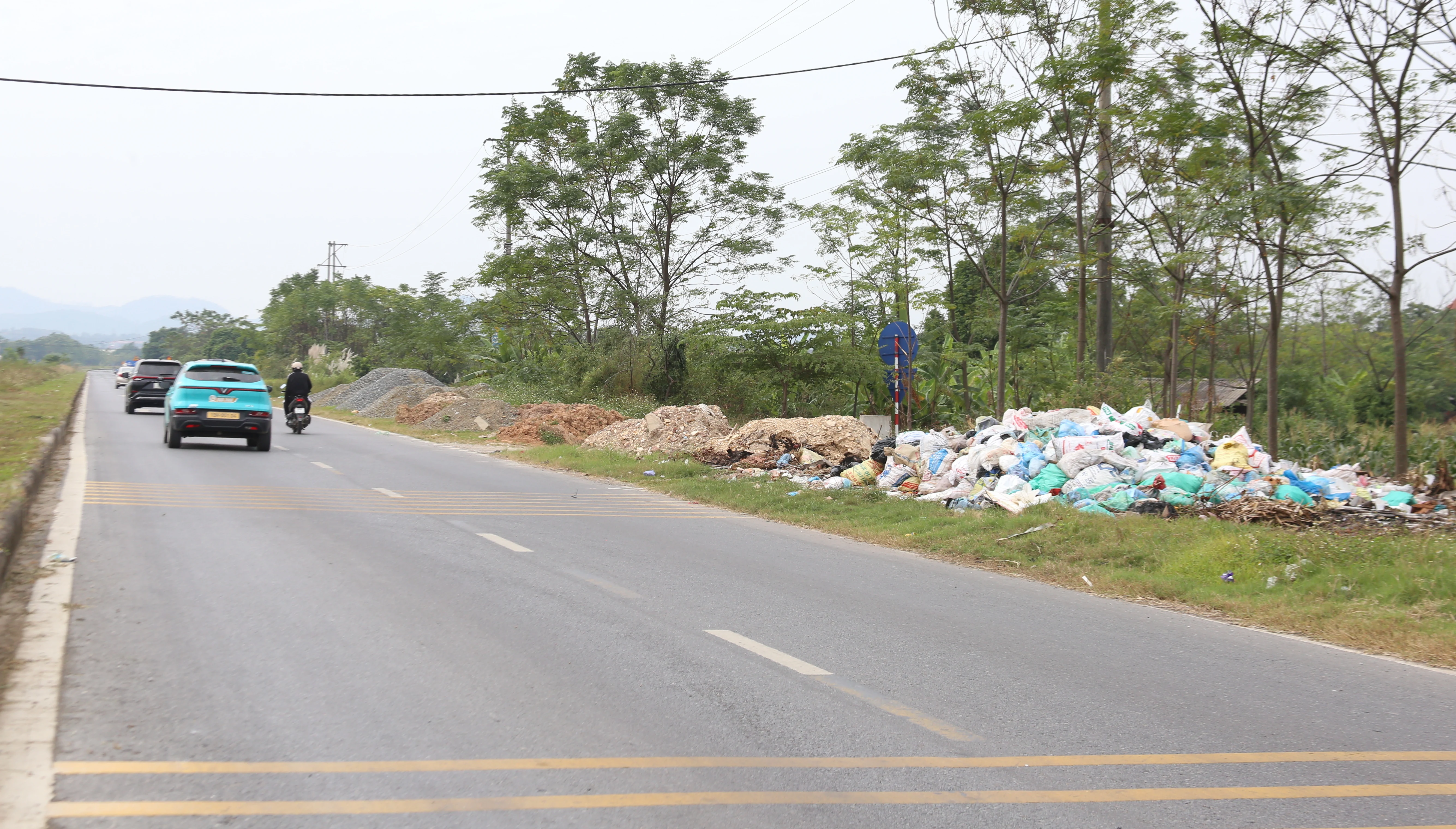 Bãi rác tự phát kéo dài trên Quốc lộ 32C