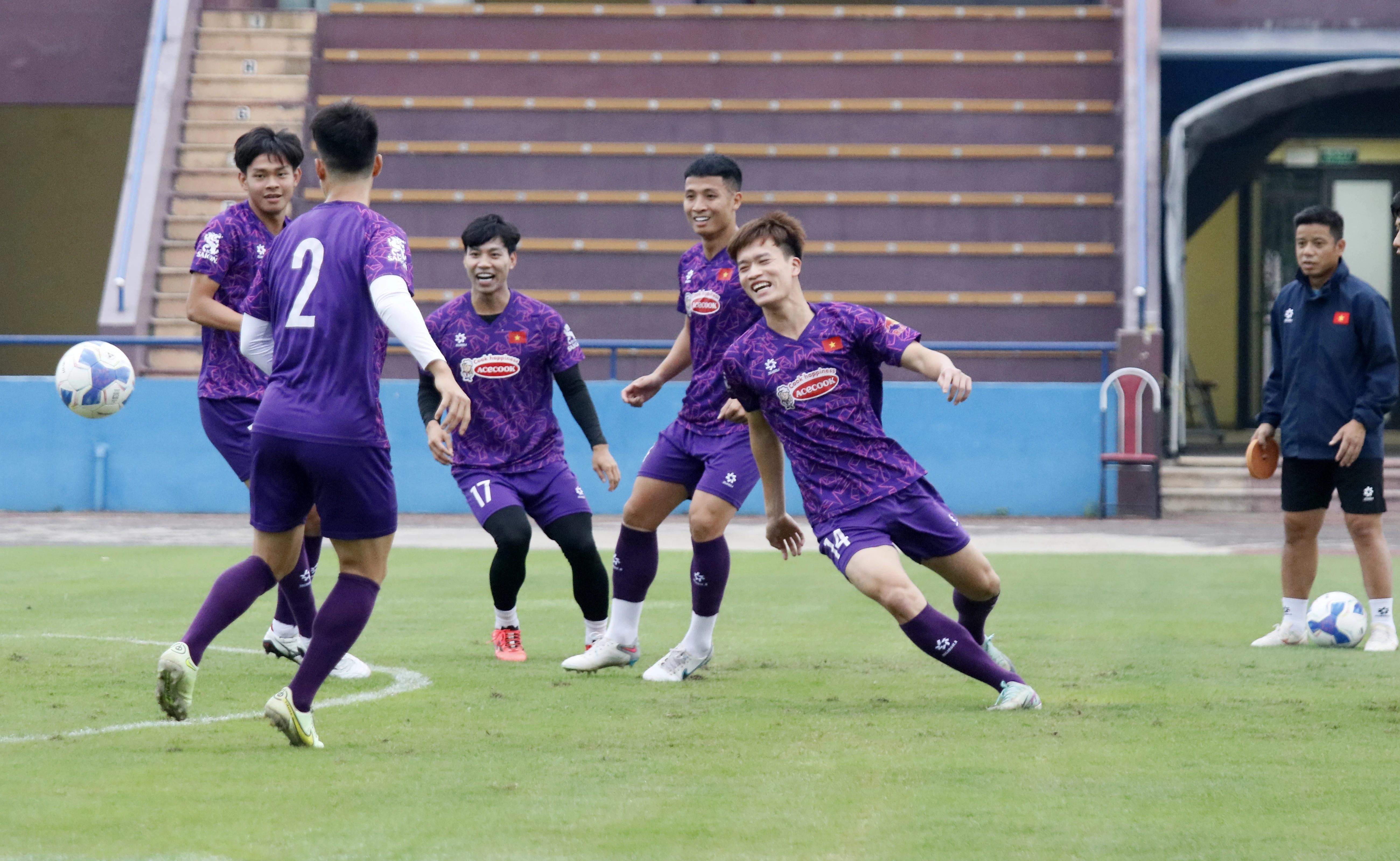 Đội tuyển Việt Nam bắt đầu luyện tập trên sân Việt Trì