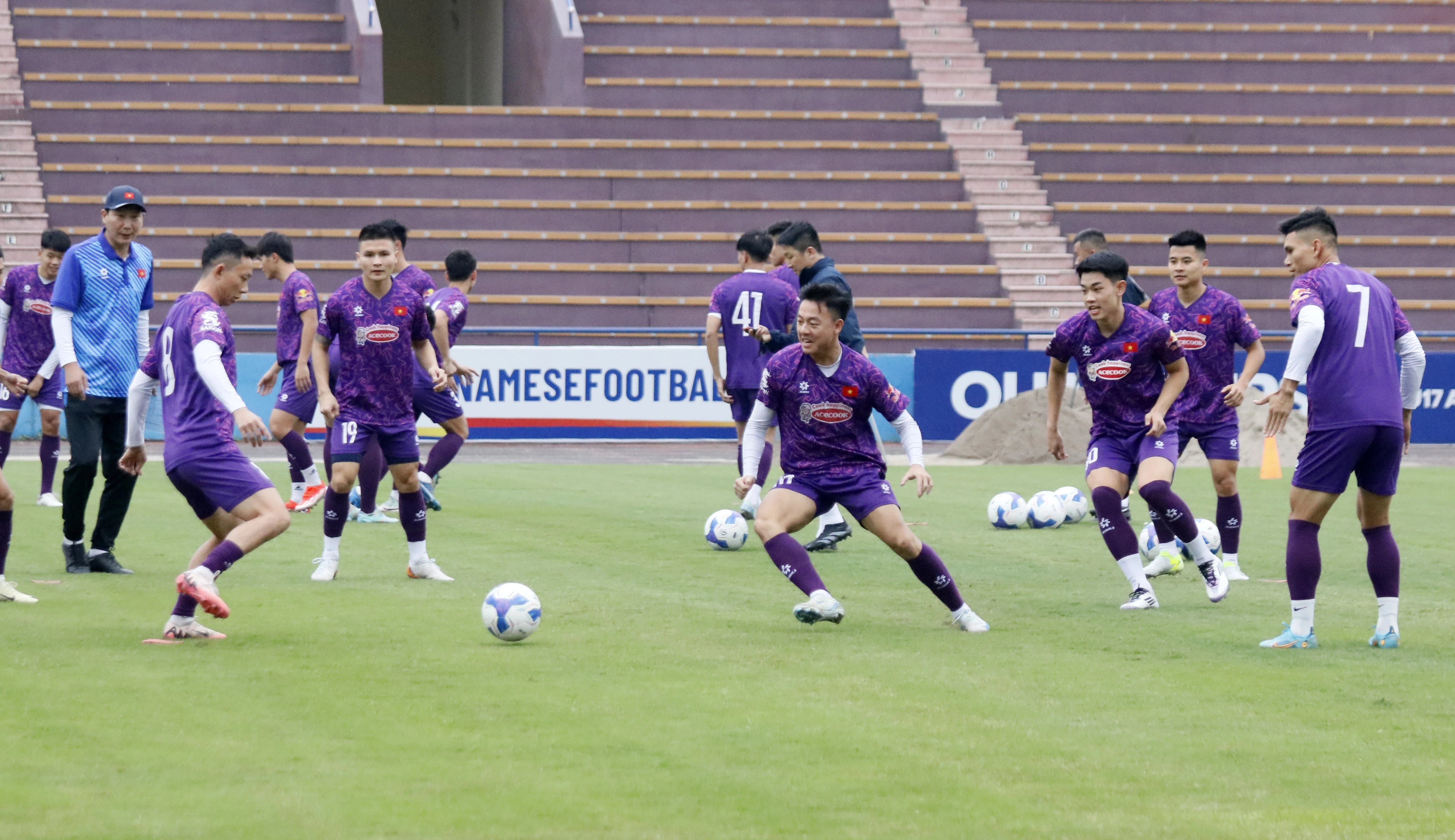 Đội tuyển Việt Nam bắt đầu luyện tập trên sân Việt Trì