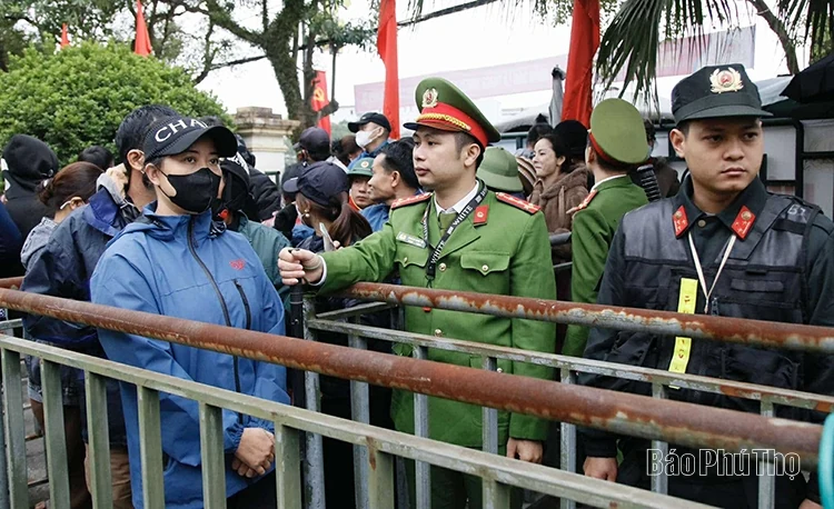 Người hâm mộ xếp hàng dài chờ mua vé xem Đội tuyển Việt Nam