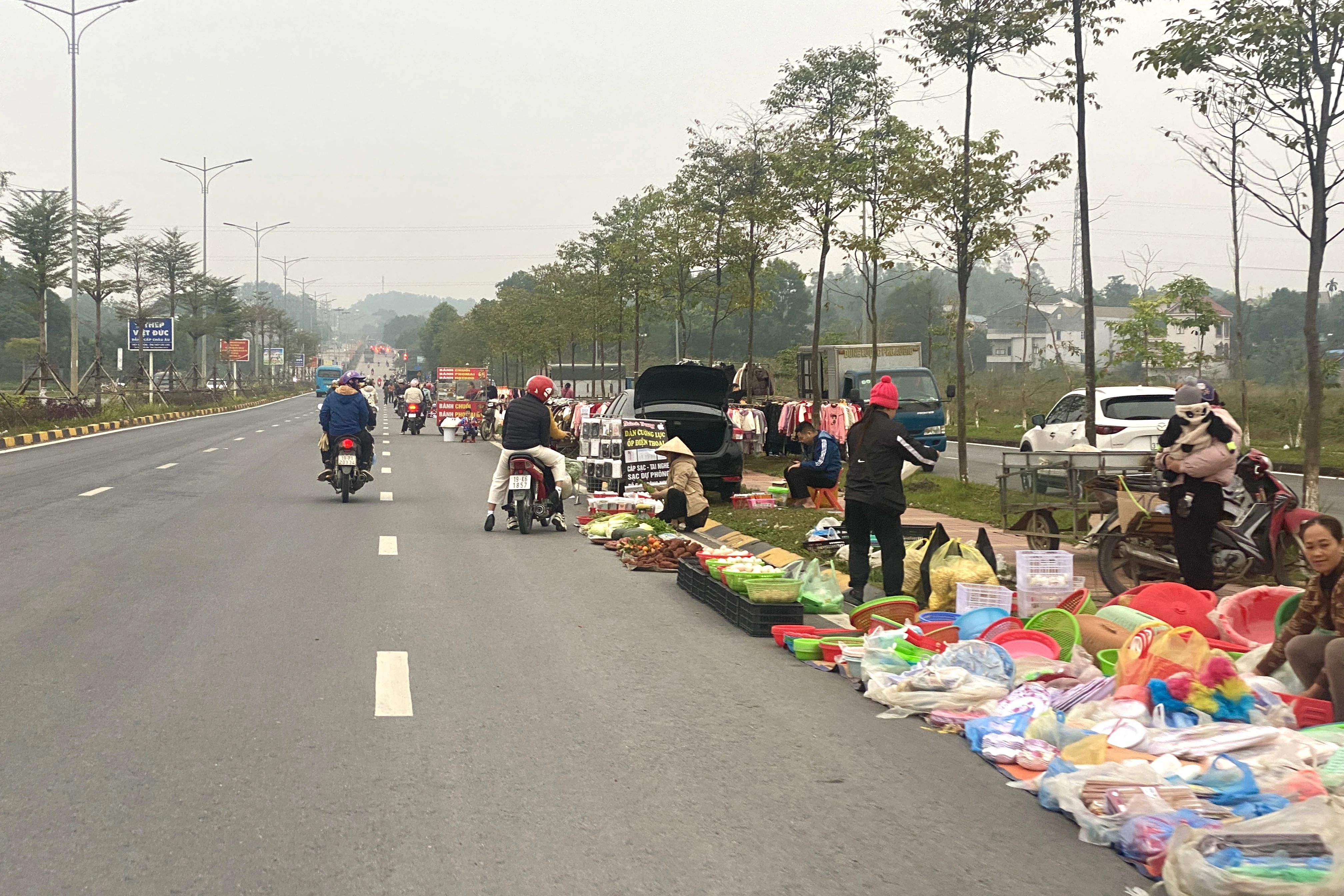 Hàng rong “dàn trận” bất chấp biển cấm tại Khu công nghiệp Phú Hà