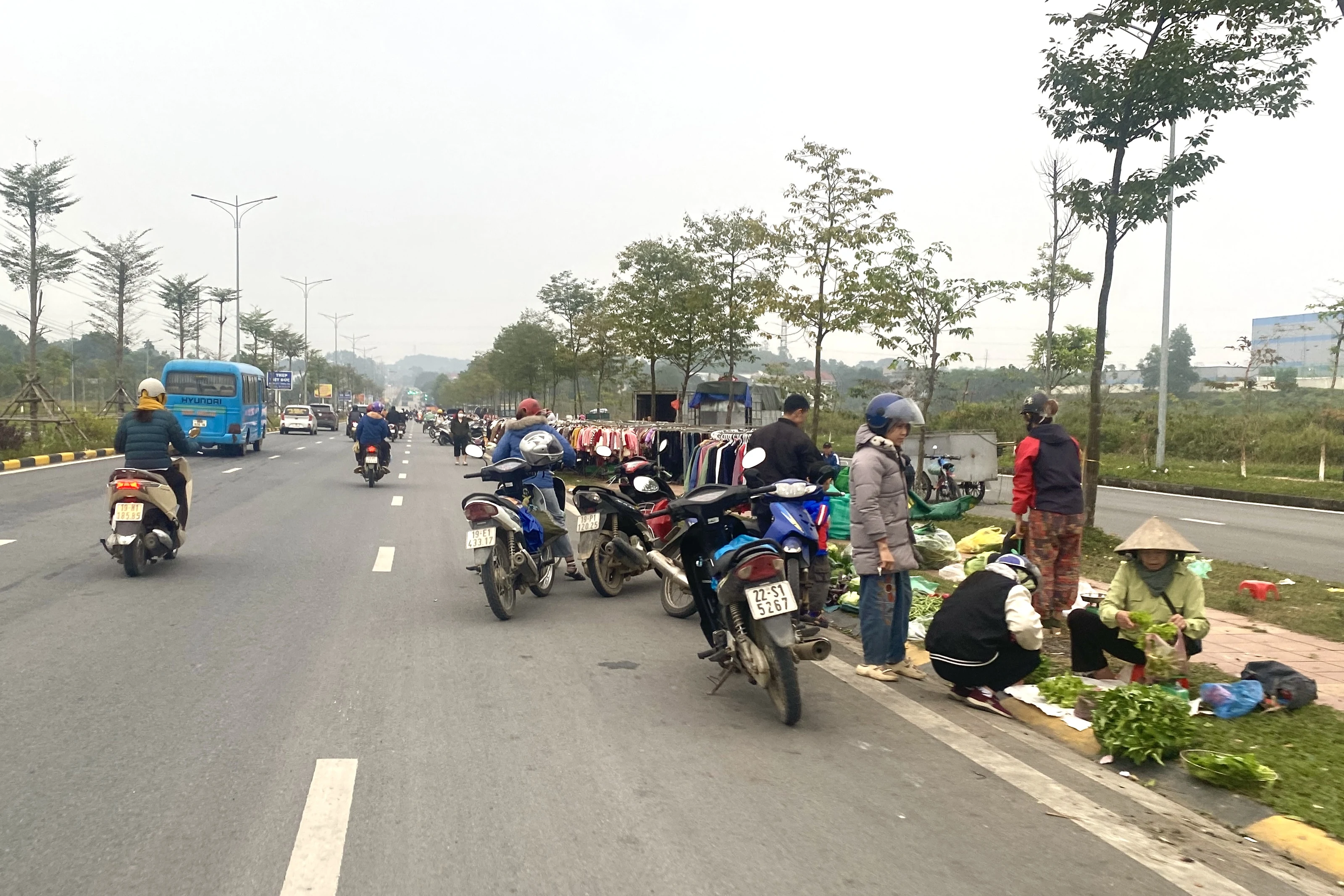 Hàng rong “dàn trận” bất chấp biển cấm tại Khu công nghiệp Phú Hà