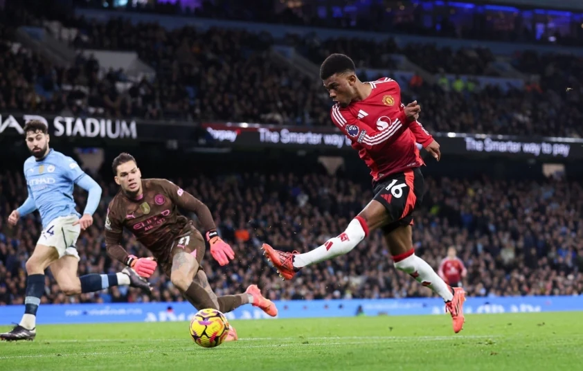 Amad Diallo chói sáng, MU quật ngã Man City ngay tại Etihad