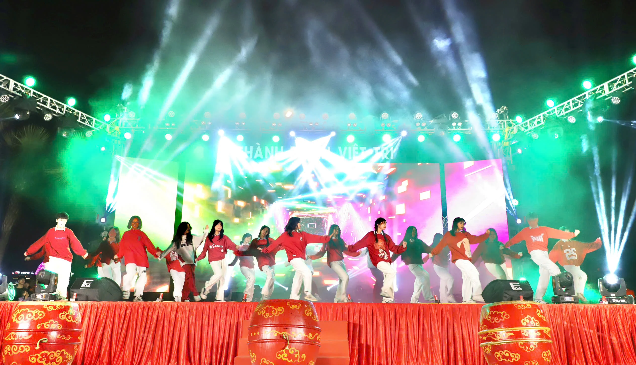 Sôi động chương trình nghệ thuật Chào năm mới 2025