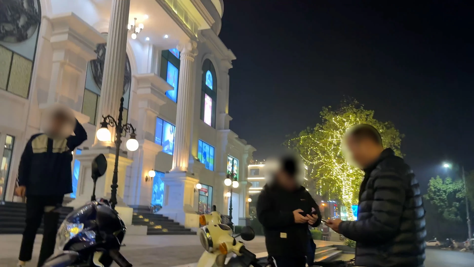 Tái diễn tình trạng người lạ thu tiền trông giữ xe