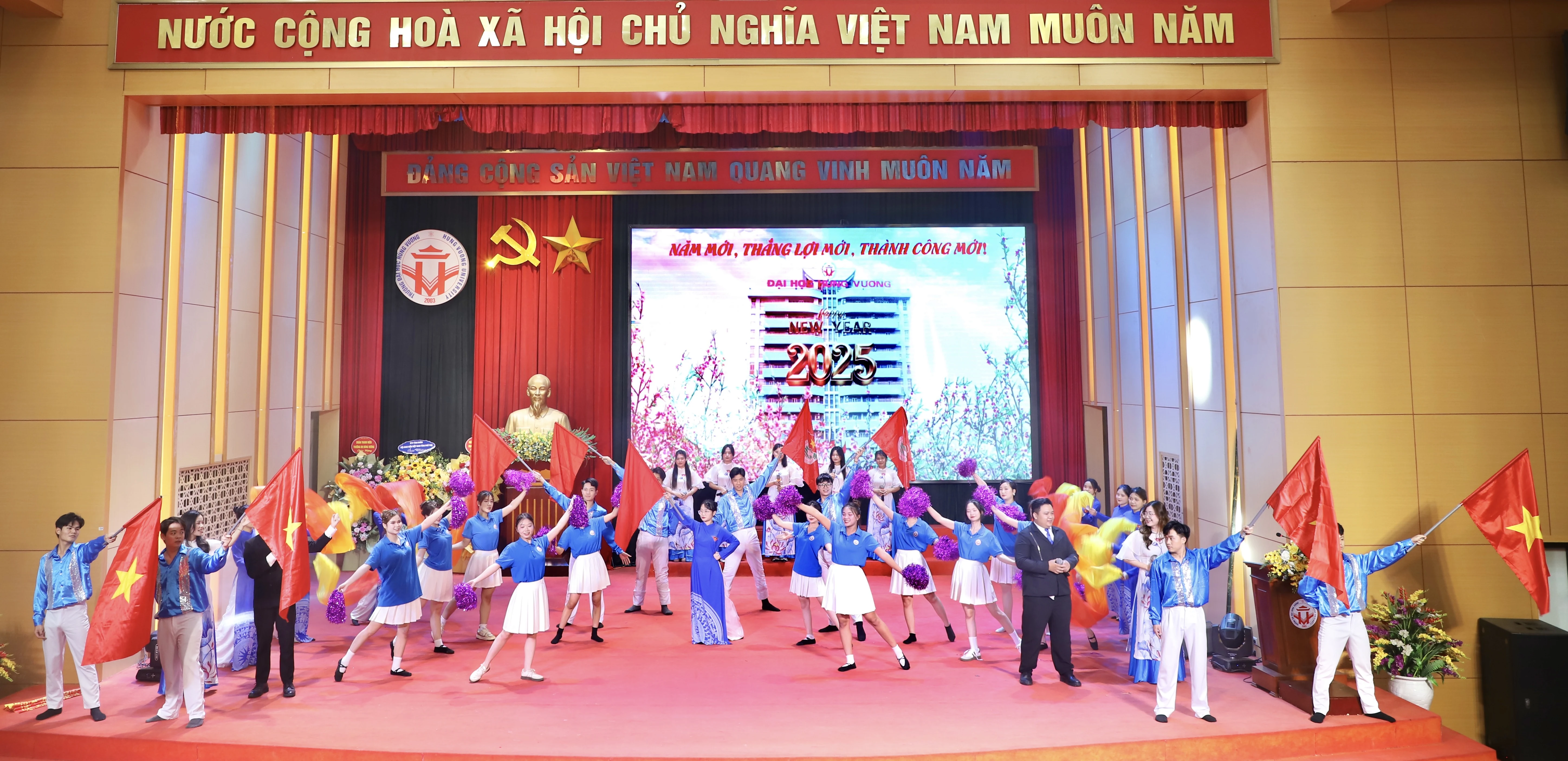 Trường Đại học Hùng Vương kỷ niệm 75 năm Ngày truyền thống học sinh, sinh viên Việt Nam