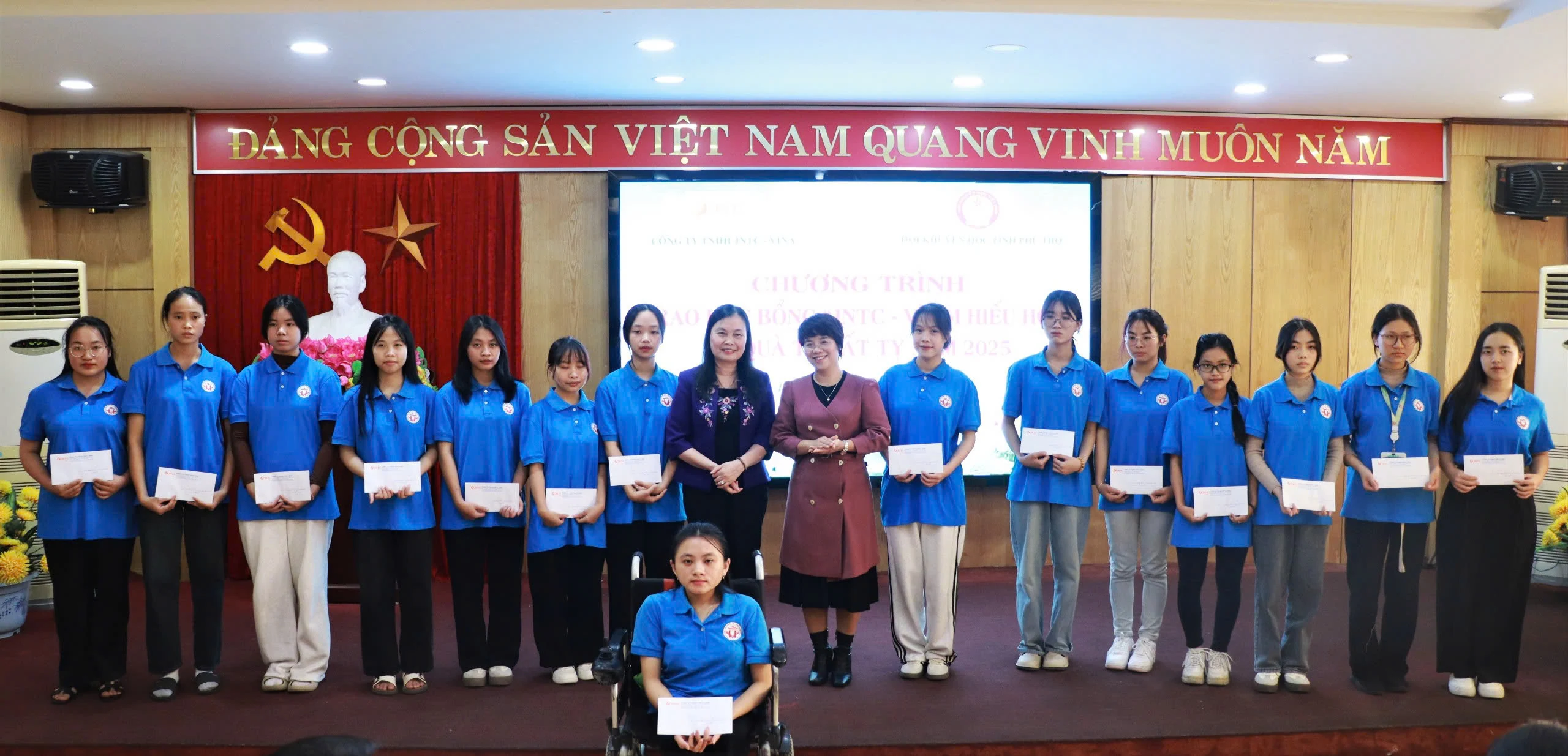 Trao quà Tết và học bổng cho học sinh có hoàn cảnh khó khăn