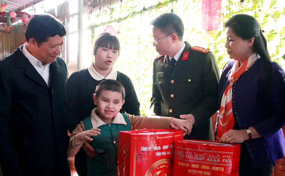 Các đồng chí lãnh đạo tỉnh thăm và chúc Tết tại các địa phương