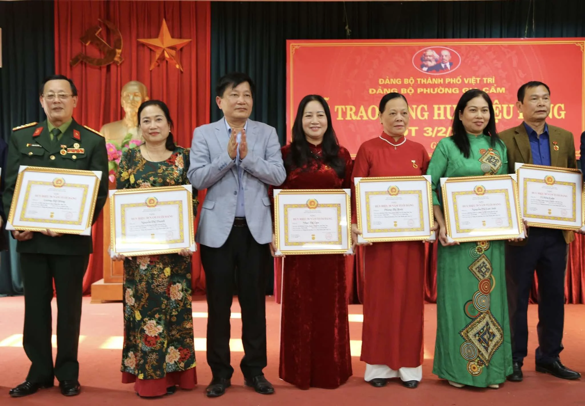 Trao tặng Huy hiệu Đảng đợt 3/2