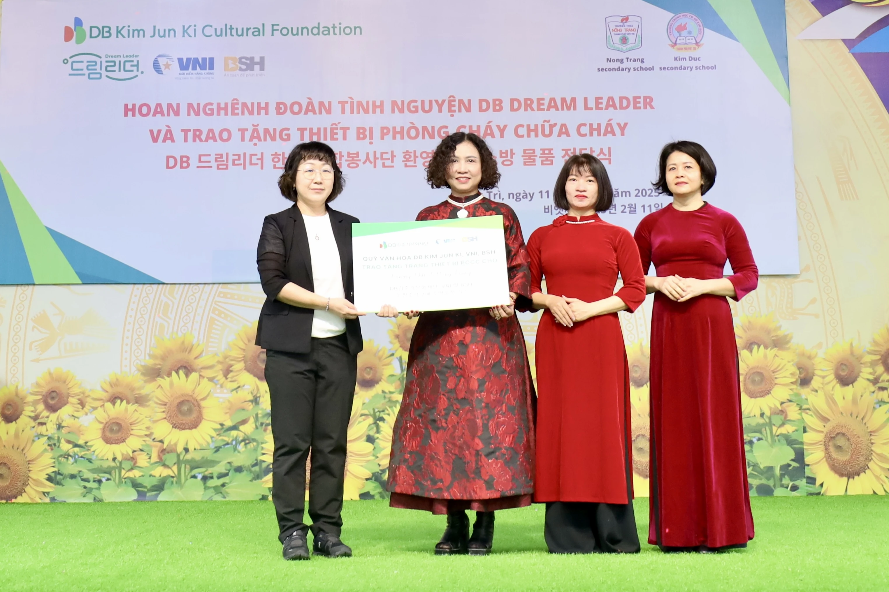 Trao tặng thiết bị phòng cháy chữa cháy cho một số trường THCS trên địa bàn TP Việt Trì
