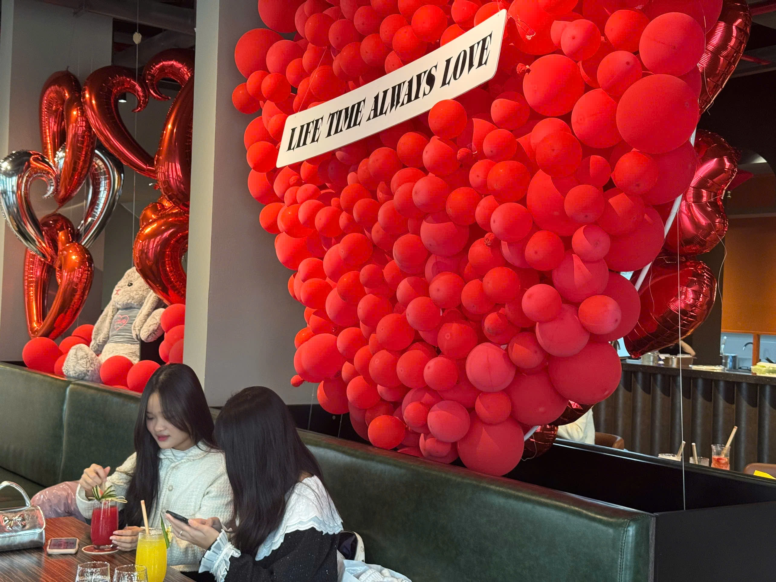 Nhiều nhà hàng hết bàn, kín khách Lễ tình nhân