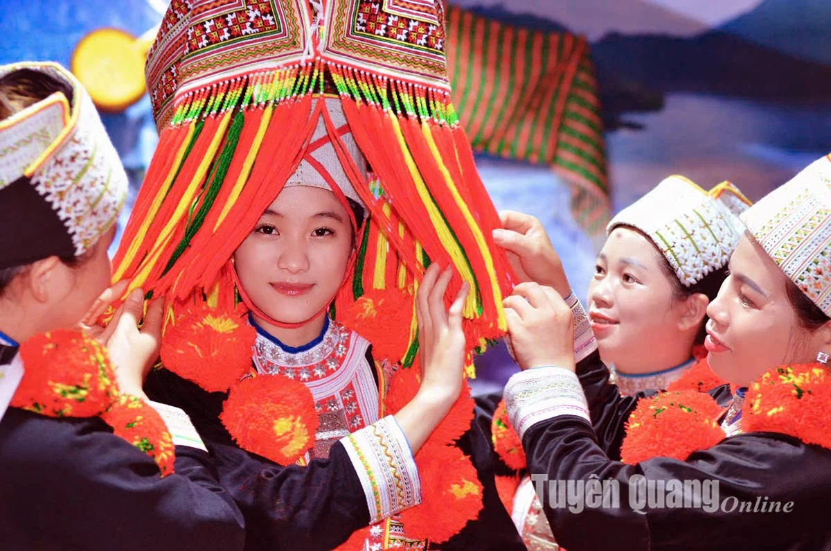 Trang phục truyền thống cô dâu Dao Đỏ ở Sơn Phú