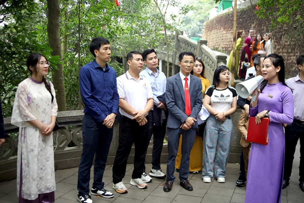 Những “sứ giả văn hóa” ở Đền Hùng