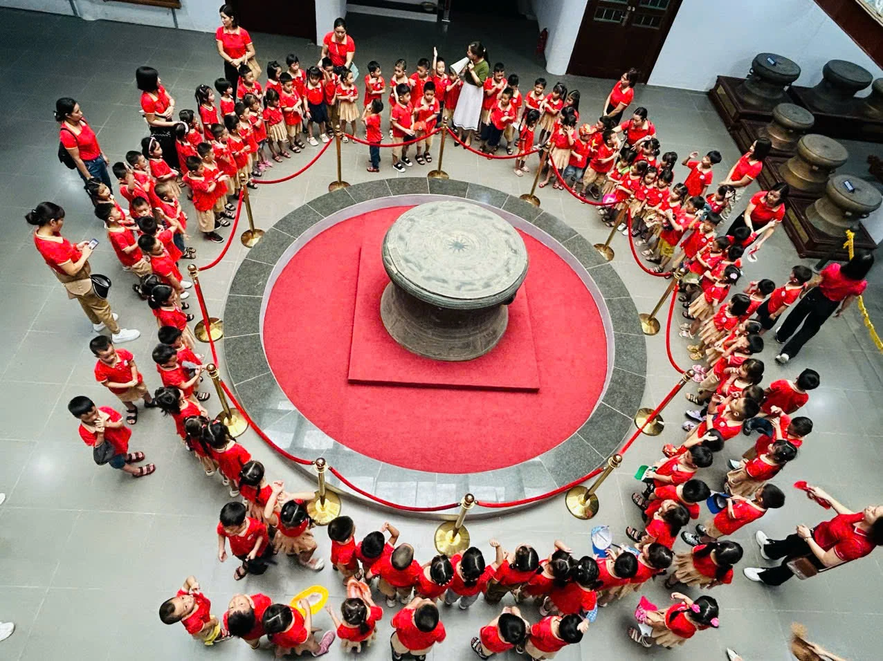 Những “sứ giả văn hóa” ở Đền Hùng