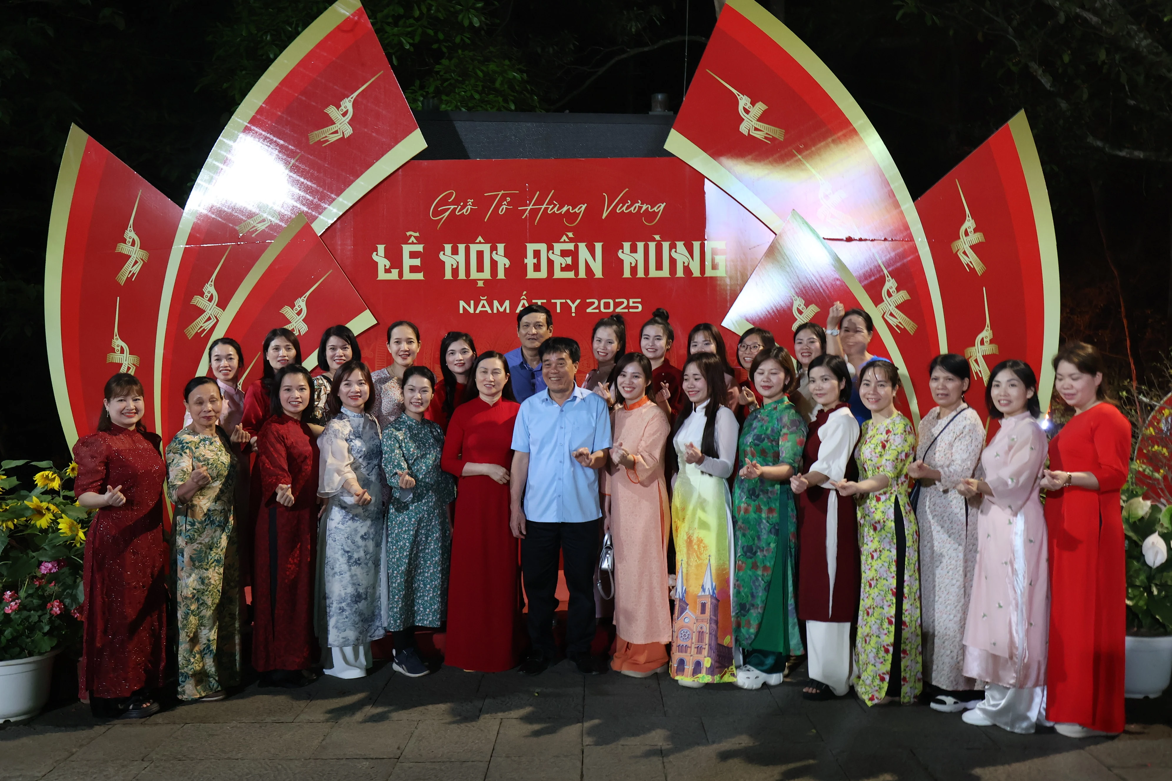 Hơn 200 du khách trải nghiệm Tour đêm Đền Hùng