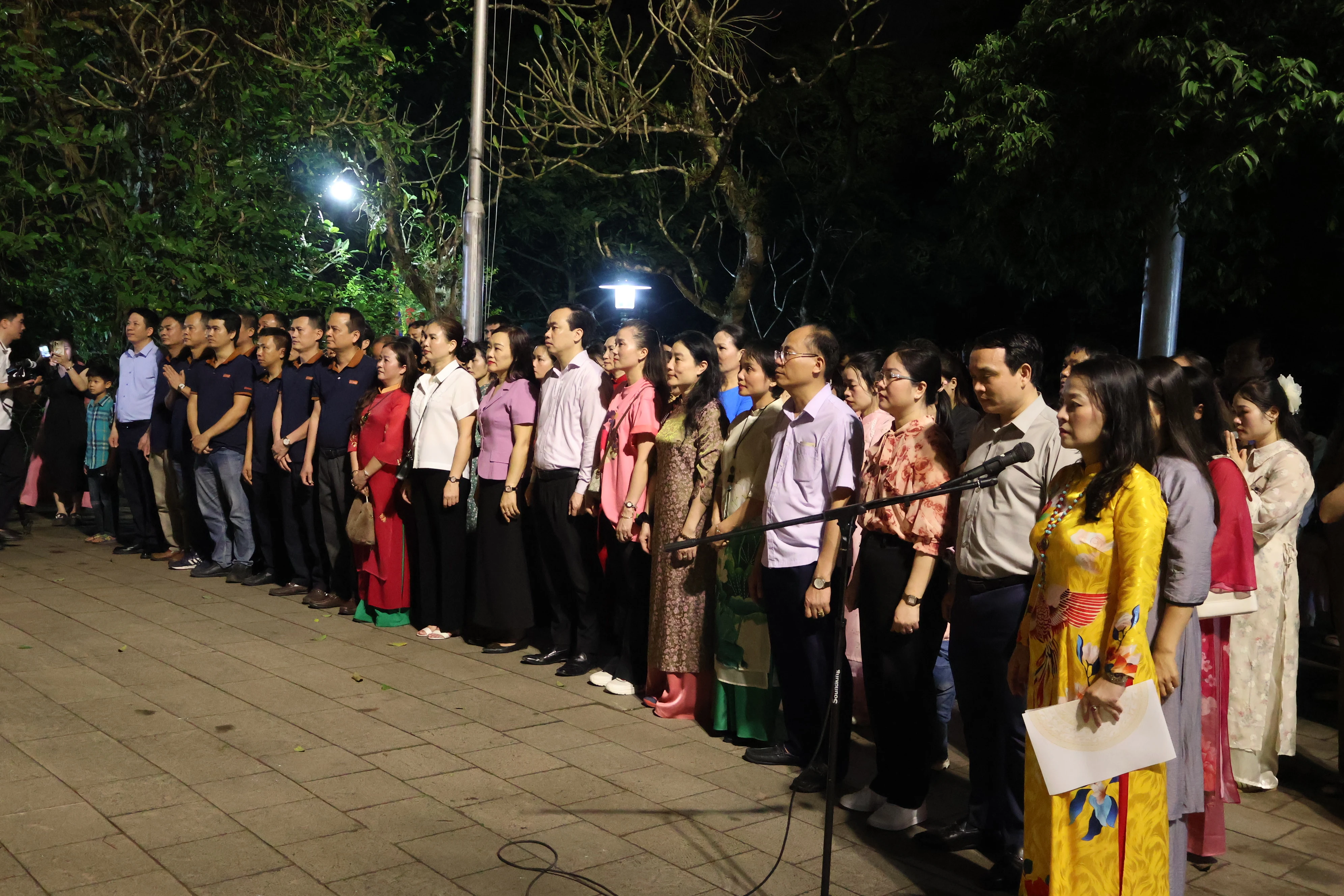 Hơn 200 du khách trải nghiệm Tour đêm Đền Hùng