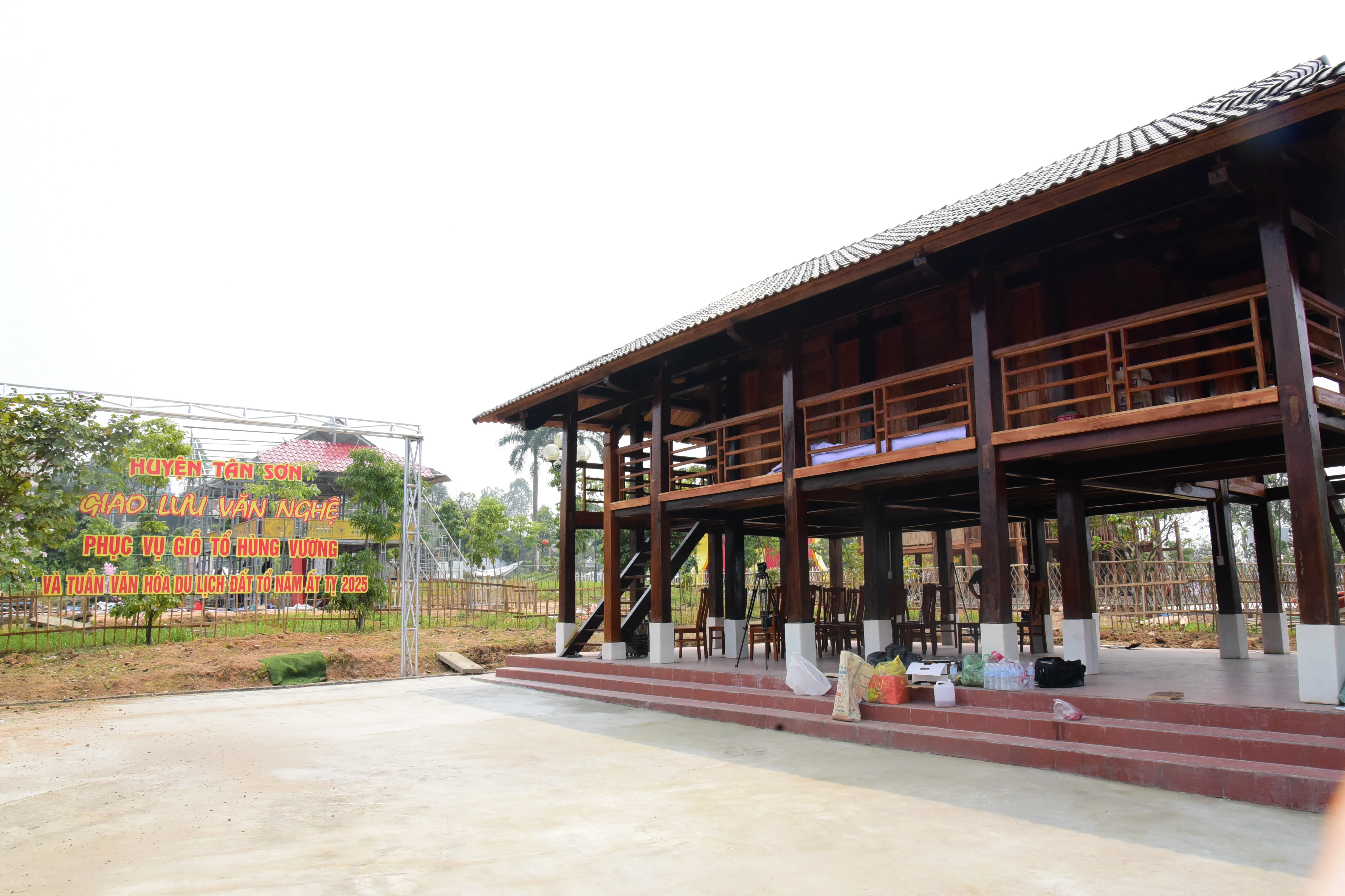 Lắp đặt trại văn hóa dịp Giỗ Tổ Hùng Vương năm 2025