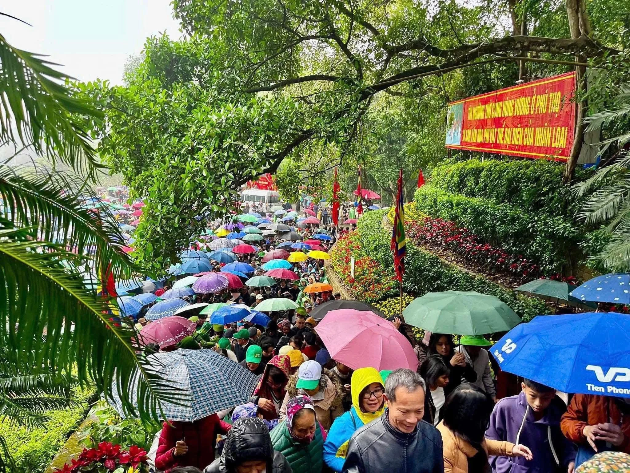 Hơn 32.000 lượt du khách trẩy hội Đền Hùng trong hai ngày cuối tuần