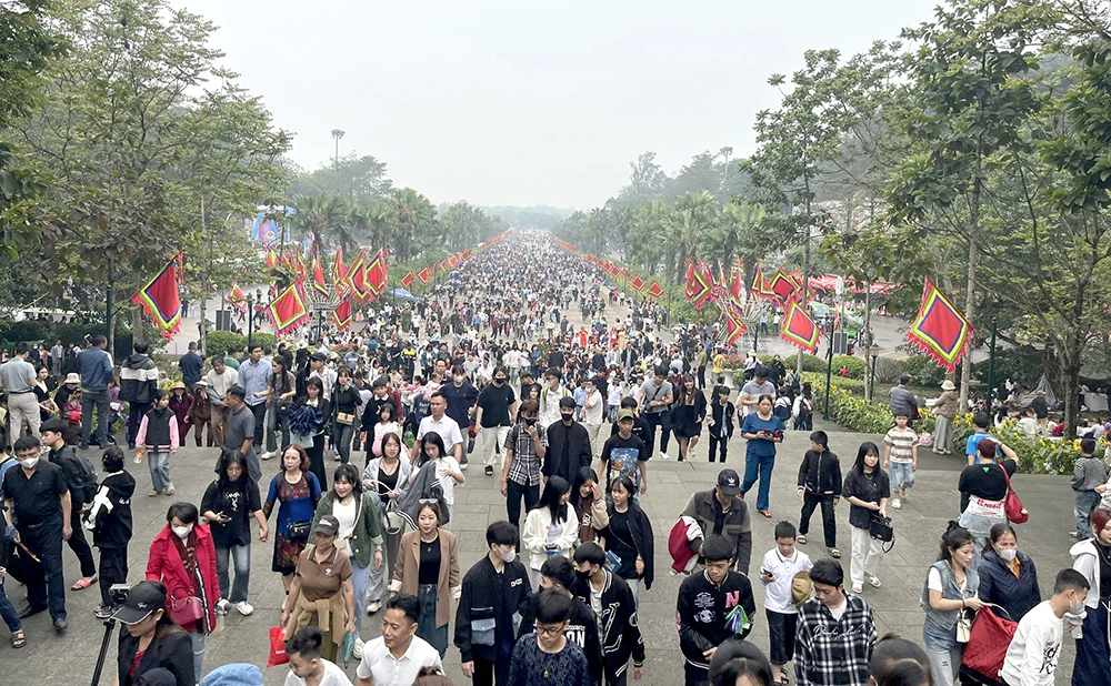 Hơn 600 nghìn lượt đồng bào và du khách về Đền Hùng