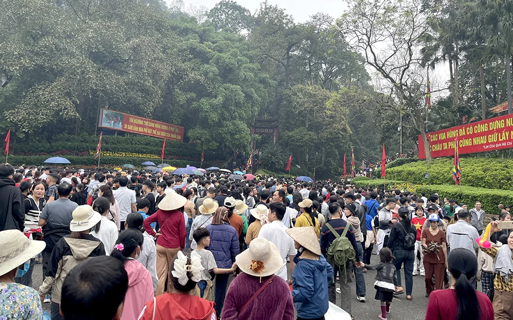 Hơn 600 nghìn lượt đồng bào và du khách về Đền Hùng