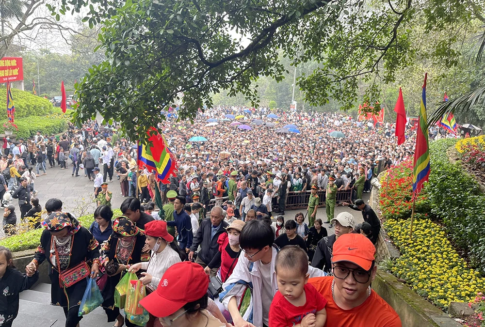 Hơn 600 nghìn lượt đồng bào và du khách về Đền Hùng