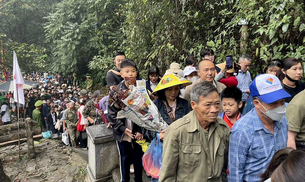Hơn 600 nghìn lượt đồng bào và du khách về Đền Hùng