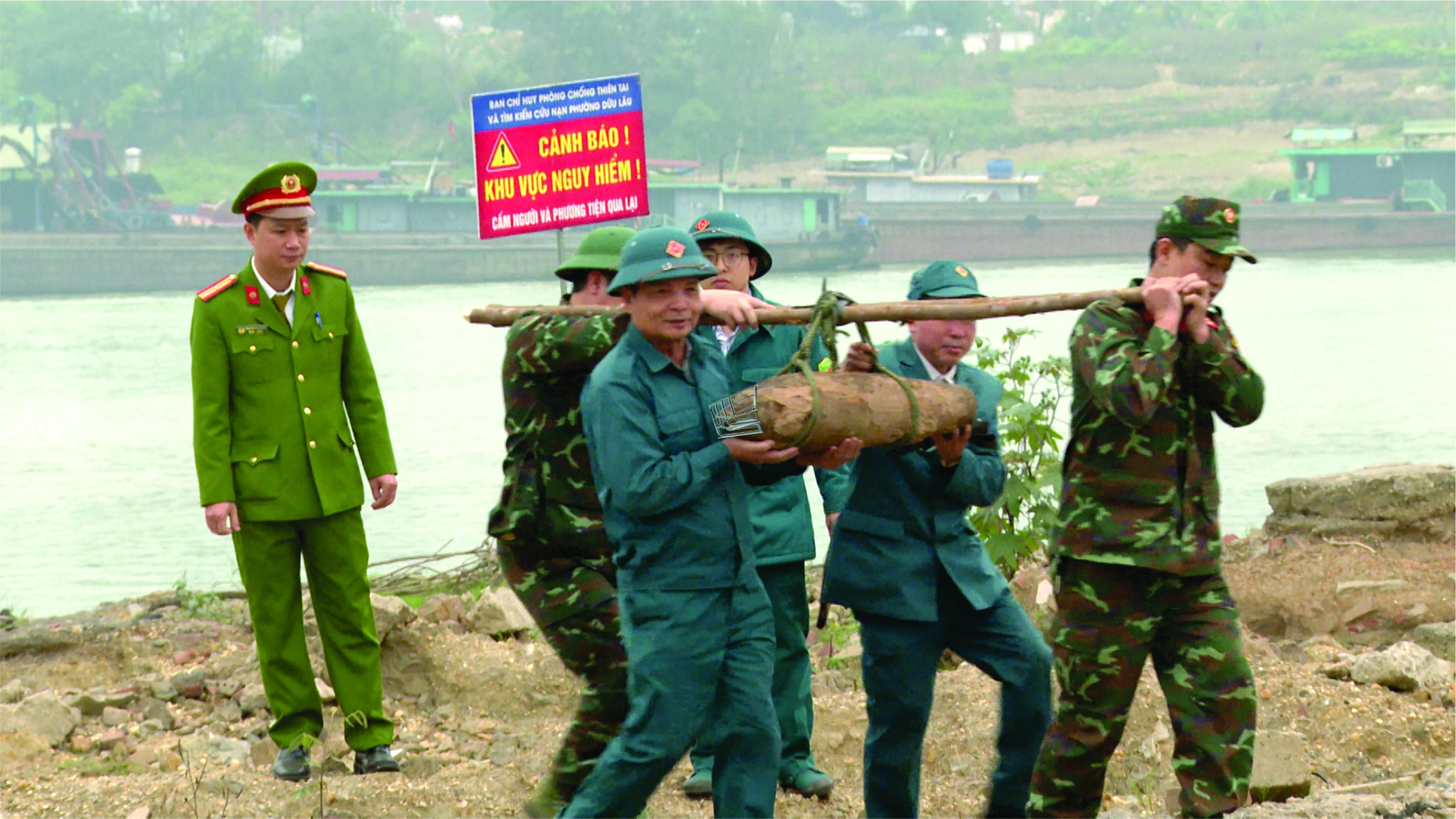 Tháo gỡ, hủy nổ quả bom tại sông Lô
