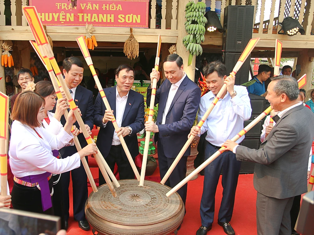 Các đồng chí lãnh đạo tỉnh thăm Hội trại Văn hóa