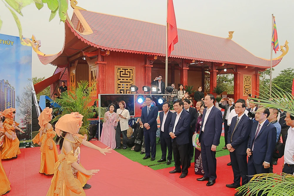 Các đồng chí lãnh đạo tỉnh thăm Hội trại Văn hóa