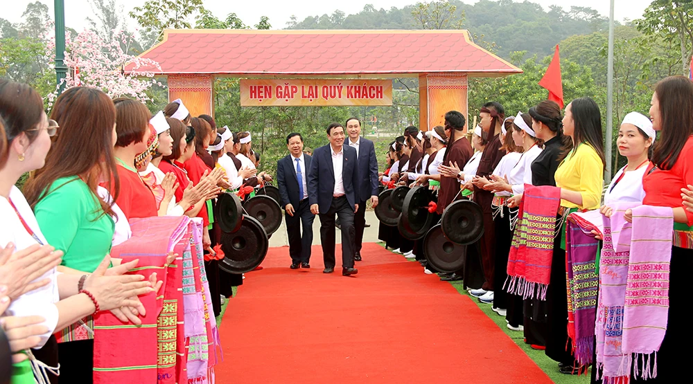 Các đồng chí lãnh đạo tỉnh thăm Hội trại Văn hóa