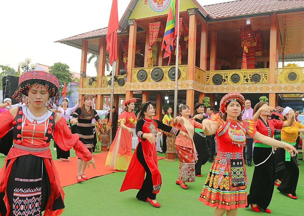 Các đồng chí lãnh đạo tỉnh thăm Hội trại Văn hóa