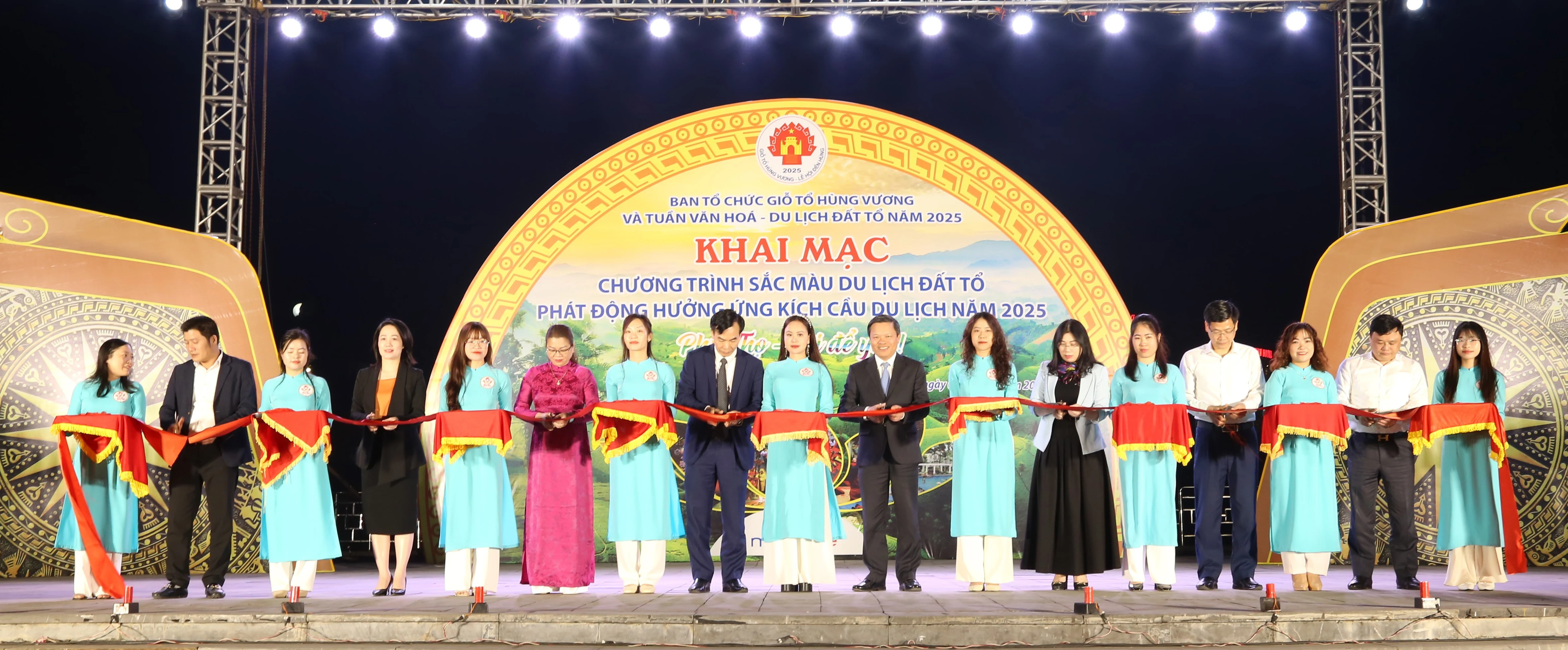 Khai mạc chương trình Sắc màu Du lịch Đất Tổ