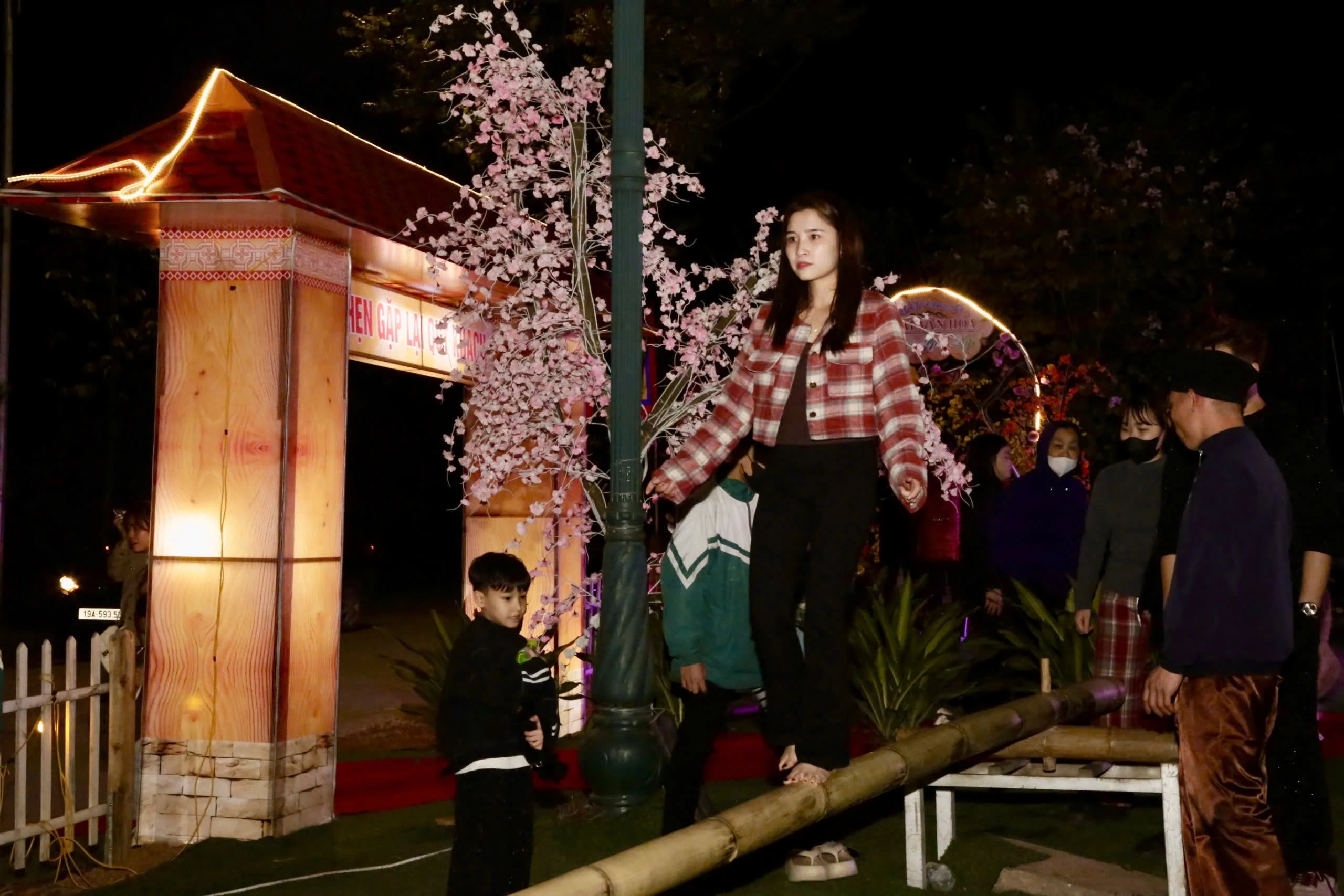 Sôi nổi hội trại về đêm