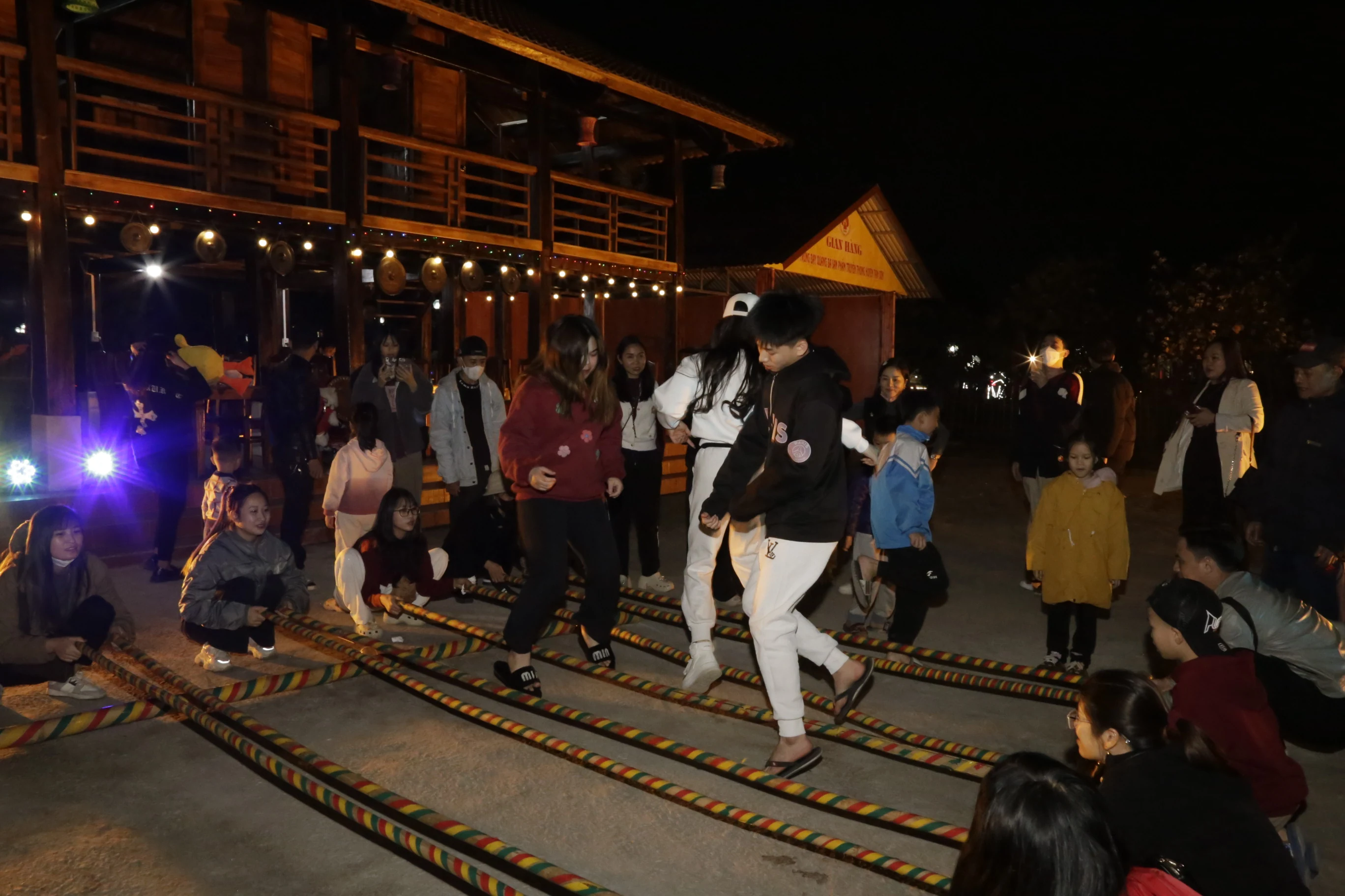 Sôi nổi hội trại về đêm