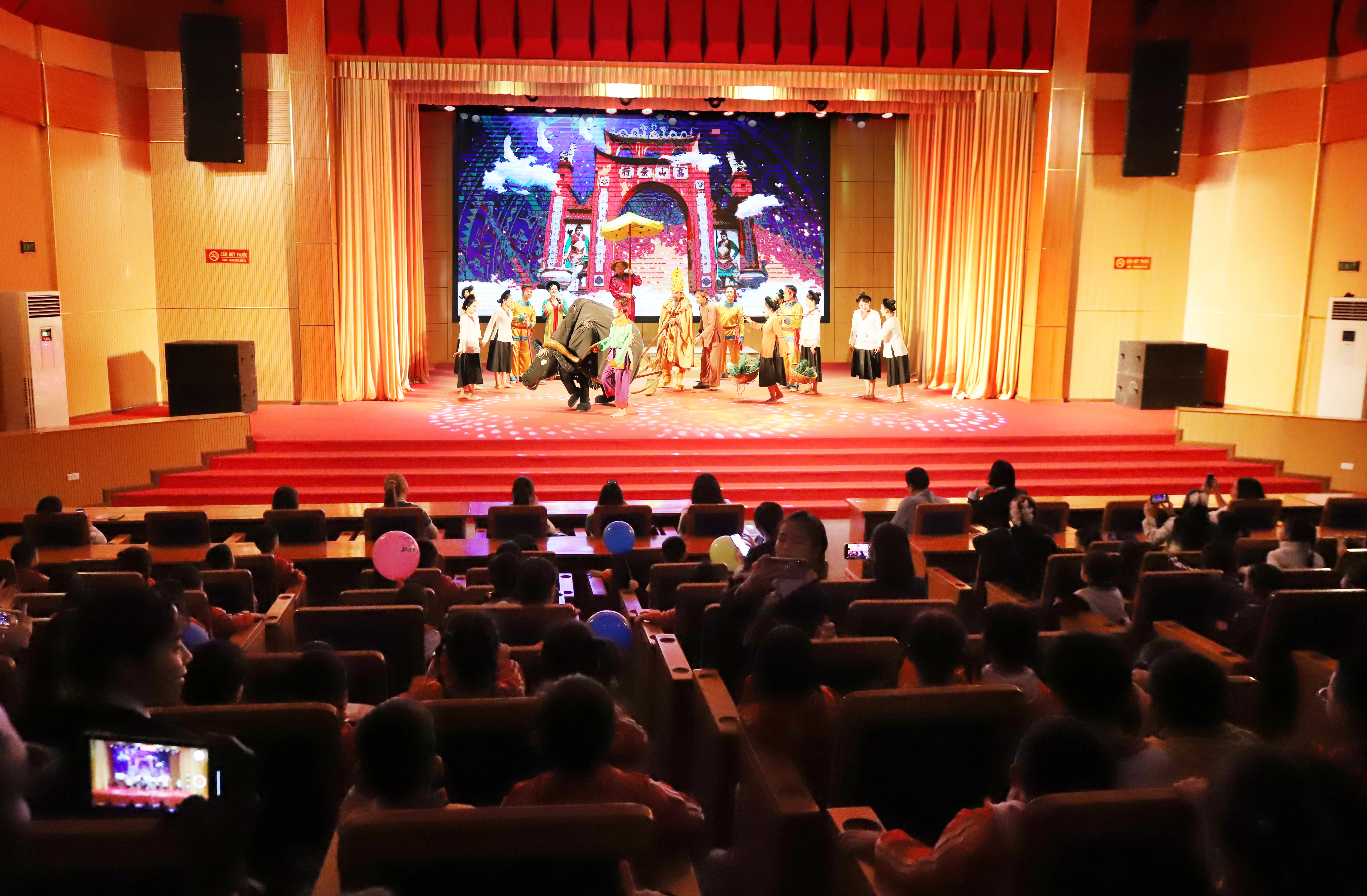 Trình diễn nghệ thuật dân gian, múa rối cạn phục vụ du khách